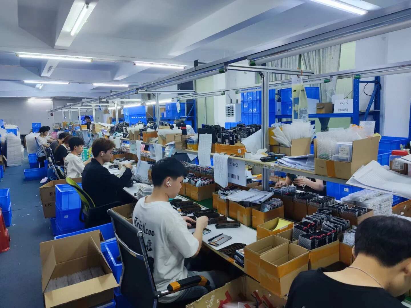 Miembros del equipo preparando pedidos de herramientas de reparación para su envío
